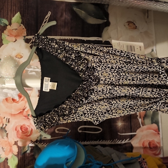 Beautiful dress very femine and flowy - Picture 2 of 7